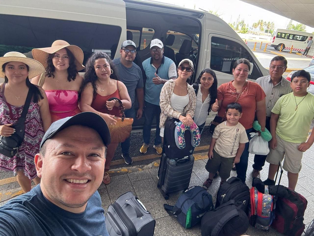 Turistas felices con transporte turístico VIP en República Dominicana